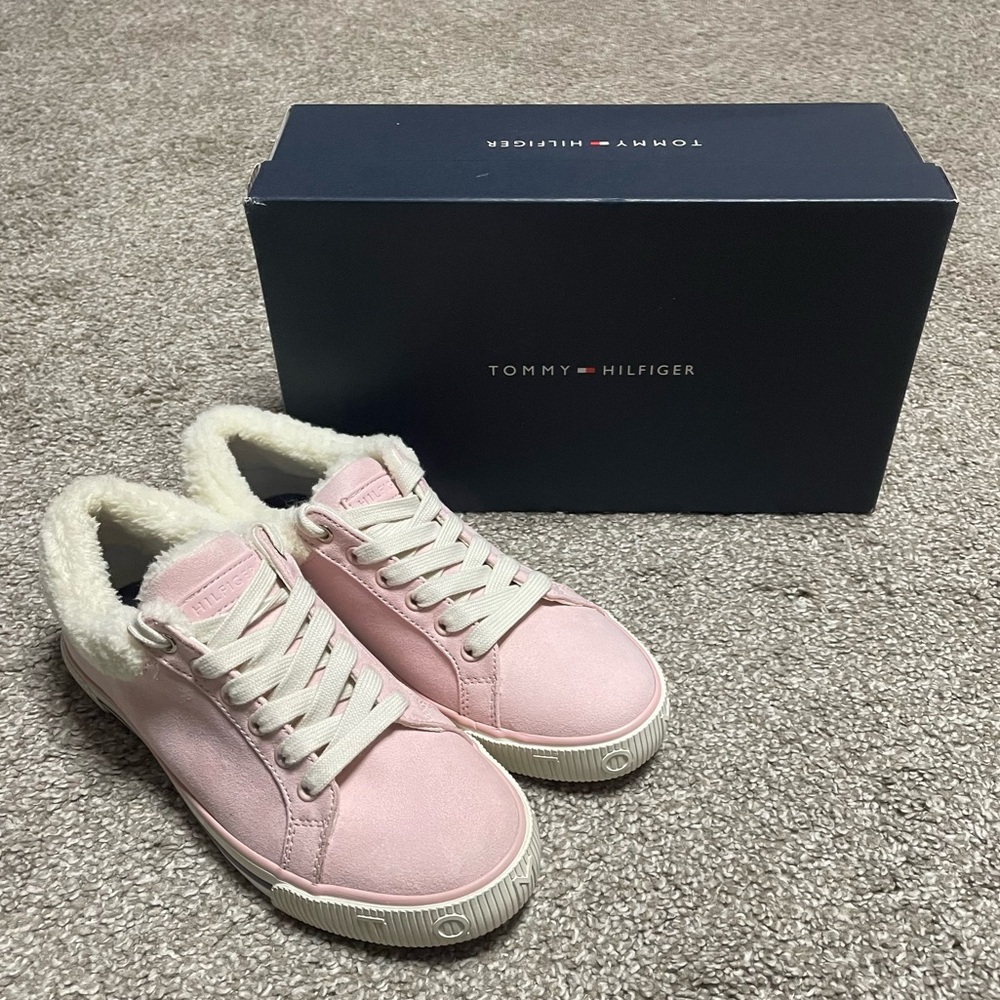 NEW Women’s Tommy Hilfiger Faux Fur Lined Sneakers Size 6.5